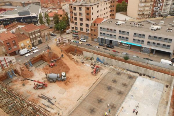 Camiones y escabadores trabajando